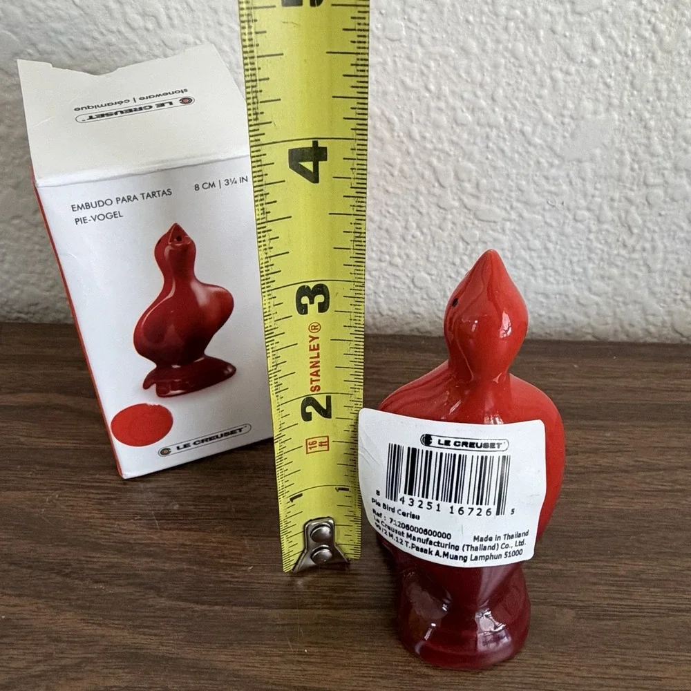 Le Creuset Red Pie Bird NEW Stoneware Baking Vent NIB 3.25